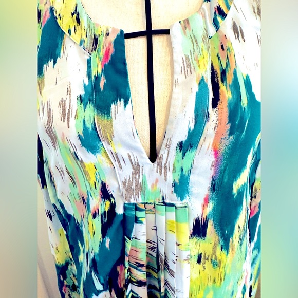 Plus size, high-low, green & white, brushstroke pattern, v-neck tunic. - Picture 8 of 8